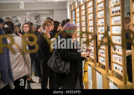 Clients dans la Warby Parker lunettes store à Grand Central Terminal de New York vendredi, 16 février 2018. Warby Parker a annoncé qu'elle prévoit d'atteindre 100 magasins cette année à partir du 64 il fonctionne maintenant. Le marchand de lunettes est en suivant les traces d'autres entreprises de commerce électronique à trouver qu'ils ont besoin d'une présence physique au service et attirer les clients. (Â© Richard B. Levine) Banque D'Images