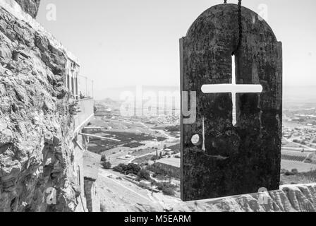 Image noir et blanc d'une croix sur une plaque de métal sur le dessus du monastère de la tentation, un monastère chrétien orthodoxe, situé dans la région de Jéricho, est Banque D'Images