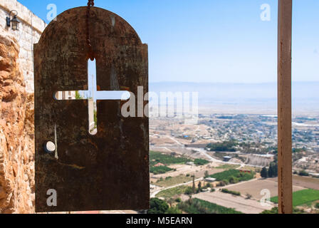 Photo horizontale d'une croix sur une plaque de métal sur le dessus du monastère de la tentation, un monastère chrétien orthodoxe, situé dans la région de Jéricho, Israël Banque D'Images