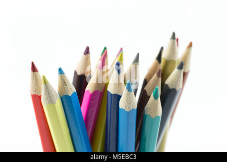 Assortiment de crayons de couleur isolé sur fond blanc Banque D'Images