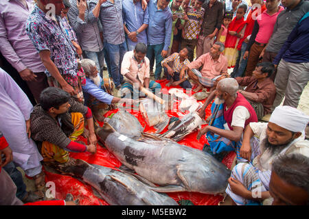 Les visiteurs se sont réunis pour voir- 100 kg ' poisson' Baghar de trancher. Banque D'Images