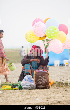 Un Hawker et son fils la préparation de leurs ballons colorés au village juste à bogra, Bangladesh. Banque D'Images