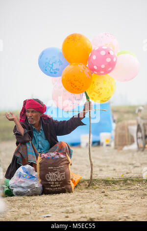 Un Hawker et son fils la préparation de leurs ballons colorés au village juste à bogra, Bangladesh. Banque D'Images