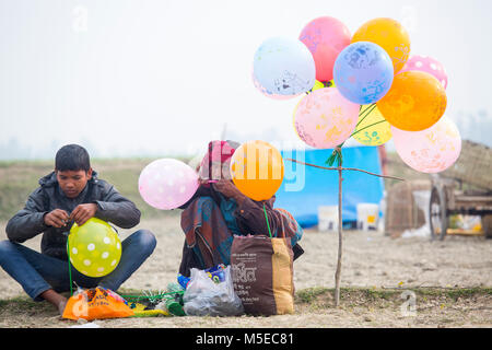 Un Hawker et son fils la préparation de leurs ballons colorés au village juste à bogra, Bangladesh. Banque D'Images