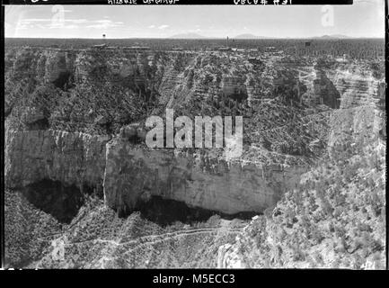 Grand Canyon Vue sur HistoricTrail Ermite Road APERÇU DE GRCA VILLAGE & Bright Angel Trail jusqu'à MILE 1/2 REST HOUSE. SAN FRANCISCO PEAKS AU-DELÀ. Sentier de la négliger SUR LE W RIM. 08 JUL 1935. Banque D'Images