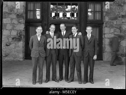 Historique Grand Canyon Rim, ni commis de bureau Lodge GRAND CANYON LODGE c/24 greffiers POSÉS EN FACE DE LA NORTH RIM LODGE. 20 JUILLET 1930 Banque D'Images