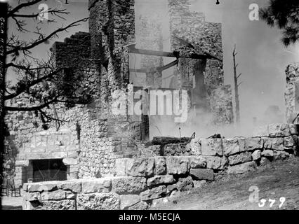 Grand Canyon Rim ni historique Lodge Foundation après feu feu couvant RUINES DE GRAND CANYON LODGE SUR LE BORD NORD, détruit par 4 SUIS FEU DE CUISINE 09/01/32. L'extérieur de cheminée et d'escalier. 04 SEPT 1932 Banque D'Images