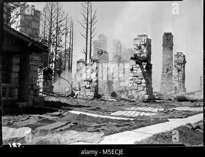 Grand Canyon Rim ni historique Lodge Foundation après feu RUINES DE GRAND CANYON LODGE SUR NORTH RIM, détruit par 4 SUIS FEU DE CUISINE 09/01/32. En dehors de la pose de couvertures SUR LE SOL. 04 SEPT 1932. Banque D'Images