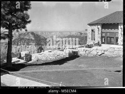 Grand Canyon Rim, ni historique de reconstruction RECONSTRUCTION DE c Lodge GRAND CANYON LODGE SUR LA RIVE NORD. Par travail PATIO CÔTÉ CANYON. La construction presque terminée. 15 JUILLET 1937 Banque D'Images