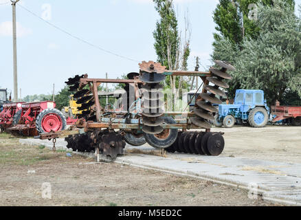 La herse du disque. Les machines agricoles pour le traitement du sol sur le terrain. Banque D'Images