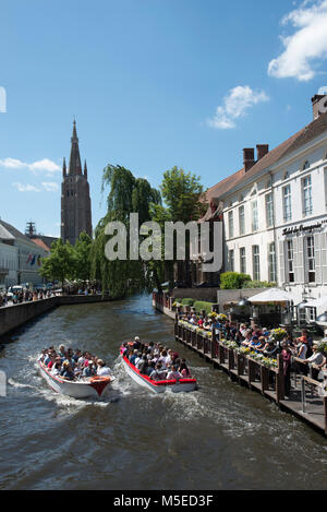 Bateaux de touristes sur la Dijver canal de Bruges, Belgique. Vu de l'Rozenhoedkaai. Banque D'Images