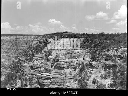 HistoricTrail Grand Canyon View VUE DE W JANTE DE VILLAGE. Hôtel El Tovar , KOLB STUDIO, Bright Angel cabines. BLDG 533, 542, 510. Premier TUNNEL SUR Bright Angel Trail. 26 JUIN 1937 Banque D'Images