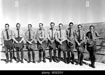 Grand Canyon Rangers RANGERS saisonniers temporaires, GRCA. De gauche à droite : SHIRLEY ALLEN, FRANK BYNUM, CHARLES HIRST, PERRY E. Brown (chef Ranger), GLEN HARMON, RALPH WHITE, John CARLOCK, HAROLD BARROW ET FREDDIE GILLUM. CIRCA 1939. Banque D'Images