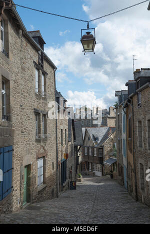 Afficher le long de la rue du Jerzual, une rue pavée dans le centre historique de Dinan, France. Banque D'Images