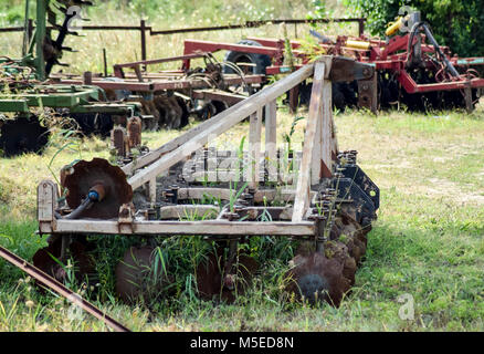 La herse du disque. Les machines agricoles pour le traitement du sol sur le terrain. Banque D'Images