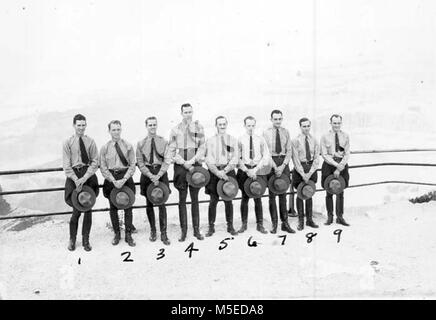 Rangers Saison Grand Canyon GRAND CANYON NATIONAL PARK RANGERS saisonniers. De gauche à droite : JOSEPH STEIN, CHARLIE HIRST, FRANK BARNET, chef RANGER EH. BROWN, RALPH WHITE, JOHNNY RICCA, HARROLD BARRON, VIRGIL GIPSON. 1940. Banque D'Images