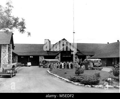 Grand Canyon Rim Lodge historique ni cérémonie chant c APERÇU DES 'SING-AWAY' cérémonie comme visiteurs quittent GRAND CANYON LODGE SUR LA RIVE NORD. 2 BUS. 23 JUIN 1949 Banque D'Images