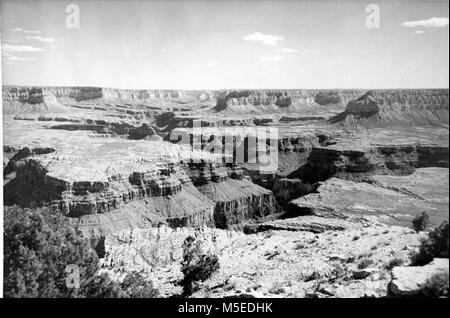 Boysag Point Grand Canyon à DIRECTEMENT AU SUD ET JUSQU'HAVASU CANYON DE BOYSAG POINT, Grand Canyon National Monument. Jonction de HAVASU ET GRAD CANYON AU CENTRE DE LA PHOTO. Aux environs de 1951. Banque D'Images