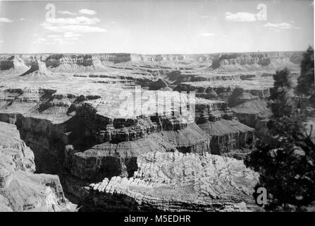 Boysag Point Grand Canyon Sud ET JUSQU'À HAVASU CANYON DE BOYSAG POINT, Grand Canyon National Monument. Jonction de HAVASU ET GRAND CANYONS AFFICHÉE À DROITE DE LA PHOTO ET LE MONT SYNELLA (SINYALA) à gauche, en arrière-plan. Aux environs de 1951. Banque D'Images