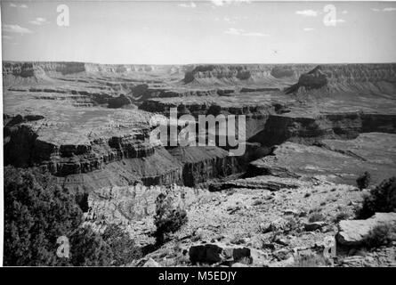 Grand Canyon Boysag BOYSAG POINT À POINT, DE SUD ET JUSQU'HAVASU CANYON - Grand Canyon National Monument. Jonction de HAVASU ET GRAND CANYONS DANS CENTRE DE LA PHOTO. Aux environs de 1951. . Banque D'Images