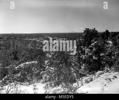 HistoricTrail Voir Grand Canyon South Rim À PARTIR DE LA NEIGE SUR LE SENTIER PRÈS DE L'OUBLIER AVEC LE SIÈGE ET SAN FRANCISCO PEAKS EN ARRIÈRE-PLAN. Fév. 27, 1953. Banque D'Images