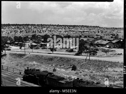 Grand Canyon Railroad Depot Historique VUE GÉNÉRALE DE L'OFFICE DE PROTECTION DE LA COUR EN FER À LA LOCOMOTIVE EN 3522 VERS LA ZONE DE STATIONNEMENT BRIGHT ANGEL LODGE AND CABINS. CIRCA 1937. Banque D'Images