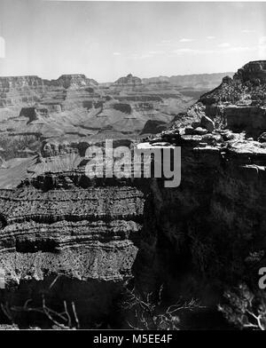 Grand Canyon Point VUE PANORAMIQUE DE TÉMA MATHER POINT, SOUTH RIM, LE PARC NATIONAL DU GRAND CANYON, À L'Est jusqu'à Canyon le trône de Wotan, VISHNU TEMPLE, ET LE DÉSERT PALISSADES. YAKI POINT EST VISIBLE À L'EXTRÊME DROITE. Banque D'Images