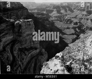 Grand Canyon Yaki Point VIEW PRISES À PARTIR DE LA TÊTE DE LA PISTE À l'Ouest. KAIBAB Lacets supérieur apparaissent à gauche. POINT D'HAVASUPAI APPARAÎT DANS LA DISTANCE SUR SKYLINE CENTRE GAUCHE. Banque D'Images