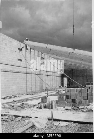 Grand Canyon Nouvelle école Historique Construction INSTALLATION DES SUPPORTS DE TOIT EN BOIS POUR LES SALLES DE CLASSE, NOUVELLE ÉCOLE SECONDAIRE, GRAND CANYON VILLAGE, le 7 mai 1958. Les poutres sont construits d'PREFIREPROOFED EN BOIS, laminé des spécifications prédéfinies. Banque D'Images