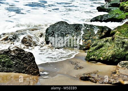 Vagues se briser contre les roches, Ventura State Beach, Californie Banque D'Images