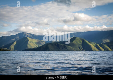 Paysage paysages majestueux et de l'extrême bord du lac du cratère volcanique Lac Toba. Le vert des montagnes vu à partir de la surface de l'eau low angle view of nature Banque D'Images