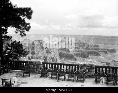 Grand Canyon Rim Lodge historique ni porche c VUE DU GRAND CANYON LODGE NORTH RIM EST porche avec des chaises de patio derrière rambarde. Juillet 1930. , GRANT Banque D'Images