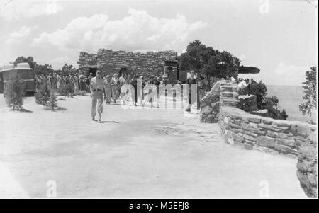 Grand Canyon parler d'interprétation wi Edwin McKee YAVAPAI STATION D'OBSERVATION, montrant l'ARRIVÉE D'UN GROUPE SPÉCIAL DE VISITEURS étant guidé par interprète EDWIN D. MCKEE. PHOTO FAITE AVANT LE CHANGEMENT DE LA PLAQUE AU MUR ET MATHER, l'aménagement paysager. SEPT 1932. Banque D'Images