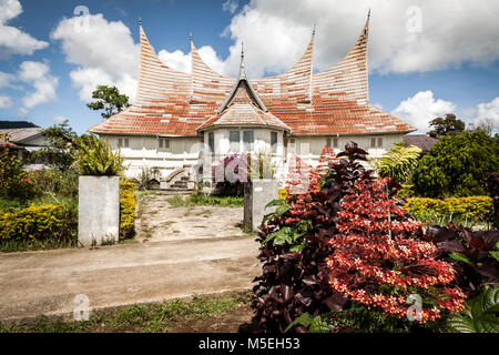 Maison Minangkabau, vue de face de l'architecture autochtone traditionnel de la culture Minangkabau. Beau toit unique style de Minangkabau house Banque D'Images