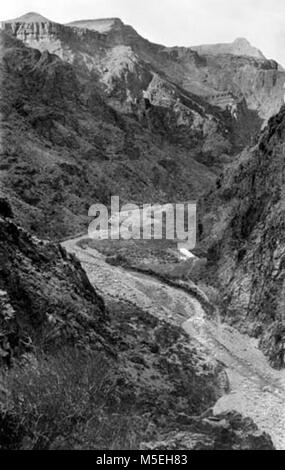 Grand Canyon - Historique Camp rouille c Scène VUE AÉRIENNE N JUSQU'BRIGHT ANGEL CANYON ET CREEK. Tentes DE CAMP contre la rouille de la falaise. PRE PHANTOM RANCH. Vers 1907. COLLECTION DE LA ROUILLE. Banque D'Images