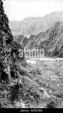 Grand Canyon - Historique Camp rouille c Scène VOIR SW AU CAMP DE ROUILLE. Tentes PAR ROCK EMPILÉES DU MUR. Coulée de débris de Bright Angel Creek au-delà. PHANTOM RANCH (AVANT) vers 1907. COLLECTION DE LA ROUILLE. Banque D'Images