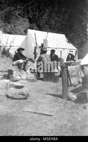 Grand Canyon - Historique Camp de tentes rouille c SCÈNE À Camp de tentes de rouille. 4 PERSONNES ASSIS ET PARLER. Tentes derrière. Vers 1907. COLLECTION DE LA ROUILLE. Banque D'Images