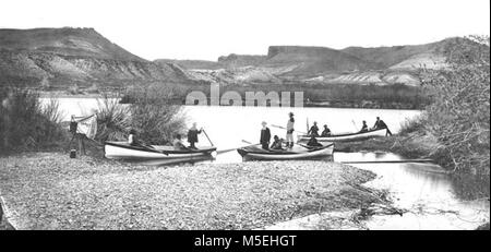 Grand Canyon 2ème expédition Powell POWELL EXPÉDITION. Parti en bateaux & prêt à démarrer. Au départ DE GREEN RIVER, Wyoming. De gauche à droite : DANS LE CANONITA E.O. BEAMAN, ANDREW HATTAN, Walter CLEMENT POWELL. Dans l'EMMA DEAN : STEVEN VANDIVER JONES, John K., BUTTEURS À JOHN WESLEY POWELL, FREDRICK S. DELLENBAUGH. Dans le NELLIE POWELL : ALMON HARRIS THOMPSON, JOHN F. STEWARD, FRANCES MARION BISHOP, FRANK RICHARDSON. 22 mai 1871 - GRCA 14775. Banque D'Images