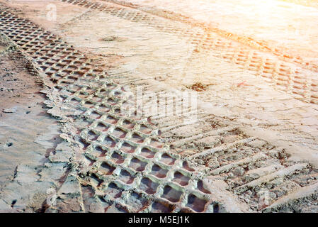 Les traces de pneus sur la route de sable. Banque D'Images