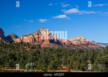 Donnant sur les montagnes de Red Rock High Desert Valley Banque D'Images