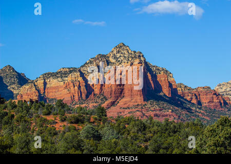 Donnant sur la montagne de Red Rock Valley en Arizona High Desert Banque D'Images