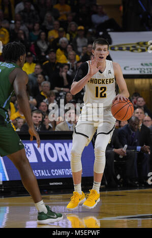 Wichita, Kansas, États-Unis. Feb 21, 2018. Wichita State Shockers guard Austin Reaves (12) des signaux à l'infraction qu'il s'occupe de la balle pendant le jeu de basket-ball de NCAA Tulane entre la Vague verte et le Wichita State Shockers à Charles Koch Arena de Wichita, Kansas. Kendall Shaw/CSM/Alamy Live News Banque D'Images