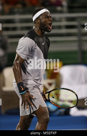 Delray Beach, FL - Frances Tiafoe de USA célèbre sa victoire contre Juan Martin Del Potro de l'Argentine au cours de l'Open de Delray Beach en 2018. (Photo par Mauricio Paiz) Credit : Mauricio Paiz/Alamy Live News Banque D'Images