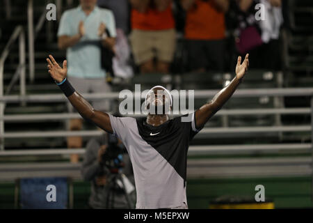 Delray Beach, FL - Frances Tiafoe de USA célèbre sa victoire contre Juan Martin Del Potro de l'Argentine au cours de l'Open de Delray Beach en 2018. (Photo par Mauricio Paiz) Credit : Mauricio Paiz/Alamy Live News Banque D'Images