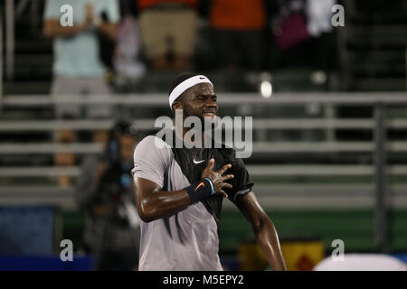 Delray Beach, FL - Frances Tiafoe de USA célèbre sa victoire contre Juan Martin Del Potro de l'Argentine au cours de l'Open de Delray Beach en 2018. (Photo par Mauricio Paiz) Credit : Mauricio Paiz/Alamy Live News Banque D'Images