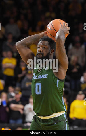 Wichita, Kansas, États-Unis. Feb 21, 2018. La Tulane Green Wave guard Jordan Cornish (0) a l'air de passer la balle pendant le jeu de basket-ball de NCAA Tulane entre la Vague verte et le Wichita State Shockers à Charles Koch Arena de Wichita, Kansas. Kendall Shaw/CSM/Alamy Live News Banque D'Images