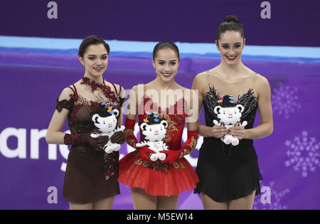 Pyeongchang, Corée du Sud. Feb 23, 2018. Médaillé d'or Alina Zagitova (C) d'athlètes olympiques de la Russie, de l'argent olympique Evgenia Medvedeva (L) des athlètes olympiques de la Russie et de bronze Kaetlyn Osmond du Canada célèbrent après le Ladies' seul skating patinage libre du patinage artistique à l'occasion des Jeux Olympiques d'hiver de PyeongChang 2018, à Gangneung Ice Arena, de Corée du Sud, le 23 février 2018. Credit : Han Yan/Xinhua/Alamy Live News Banque D'Images