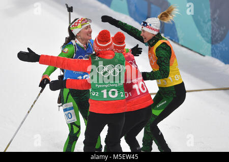 Darya DOMRACHEVA (Li, BLR) im Ziel, jubilation, Freude, Begeisterung avec Staffelkolleginnen, action, le biathlon féminin 4x6 km relais Staffel, der Frauen am 22.02.2018 Centre de biathlon Alpensia. Olympische Winterspiele 2018, vom 09.02. - 25.02.2018 à PyeongChang/ Suedkorea. Dans le monde d'utilisation | Banque D'Images