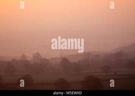 Flintshire, Pays de Galles, Royaume-Uni 23 février 2018, UK Weather : Les températures commencent déjà à tomber comme une masse d'air arctique se dirige vers le Royaume-Uni appelé bête de l'Est, apportant avec elle des températures très froides et de la neige dans les prochains jours. Beaucoup d'aujourd'hui commencent à se sentir comme la chute des températures bien inférieures au point de congélation la nuit dernière. Un froid glacial et le lever du soleil comme de la brume couvrir le paysage rural près du village de Rhosesmor DGDImages, Flintshire ©/Alamy Live News Banque D'Images