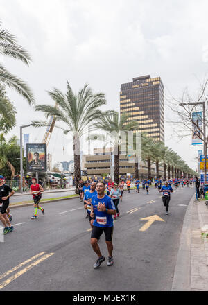 Israël, Tel Aviv - 23 Février 2018 : 2018 Tel Aviv Samsung marathon. Y compris un marathon, semi-marathon, 10km et 5km de course, ainsi que 42km de course à vélo à main pour les personnes ayant des besoins spéciaux. C'est le plus grand événement sportif et marathon principal en Israël, avec plus de 35 000 coureurs ! Crédit : Michael Jacobs/Alamy Live News Banque D'Images